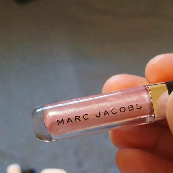 Marc Jacobs Makeup Quartet — Pink Shimmer Lip Gloss & White Compact - Picture 6 of 7